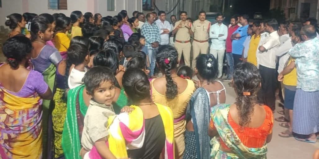 సిరిసిల్ల టౌన్ పోలిస్ వారి ఆధ్వర్యంలో పెద్దూరు డబుల్ బెడ్ రూమ్ ల వద్ద మీ కోసం కార్యక్రమం