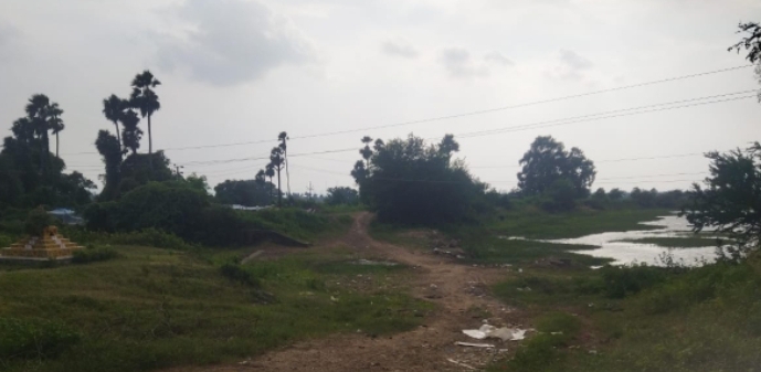 లింగాపురం చెరువు కట్ట కు గండి