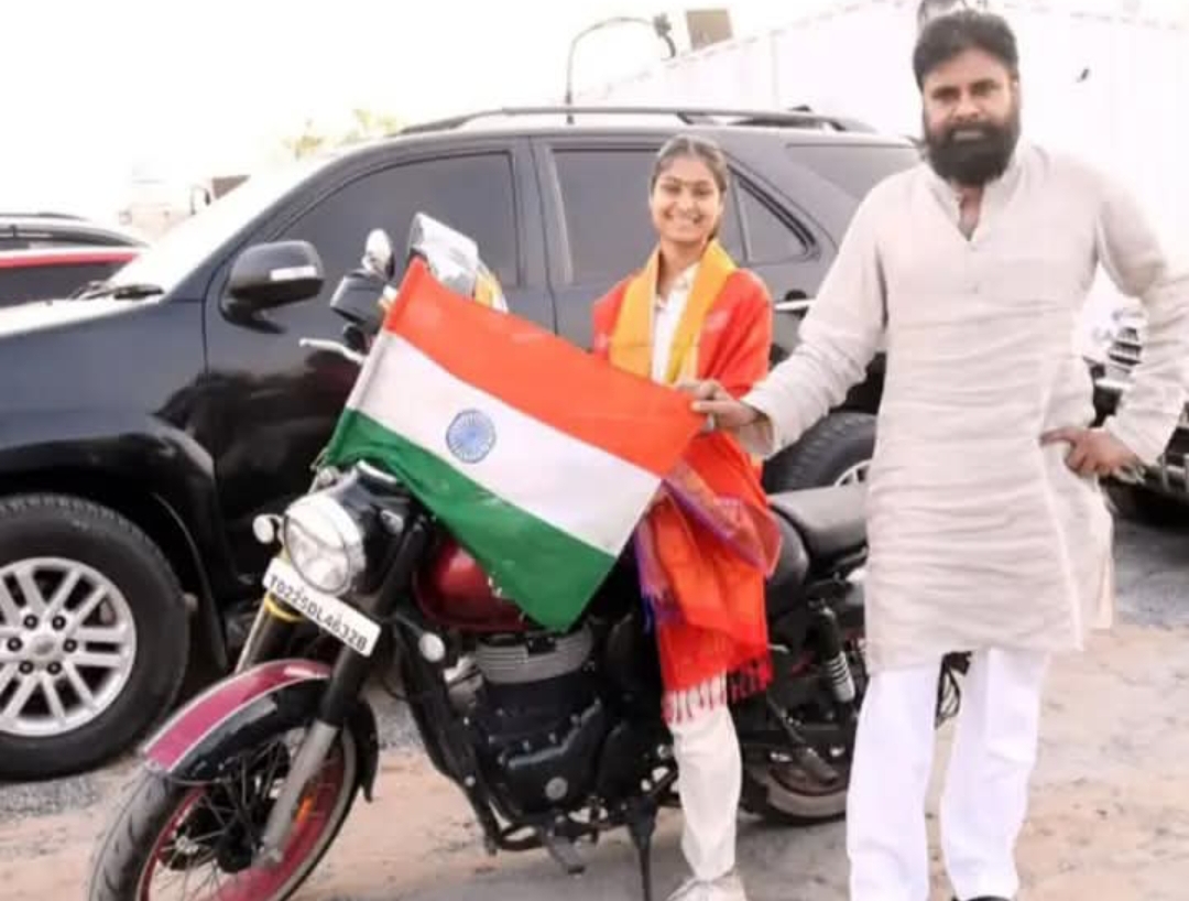 పవన్ కళ్యాణ్ తో యంగ్ బైకర్ తాప్సీ ఉపాధ్యాయ భేటీ