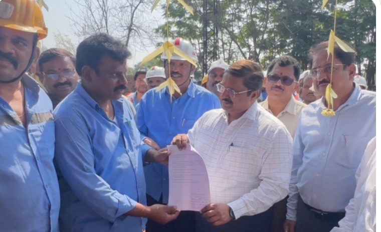 బుద్ధ ప్రకాష్ జ్యోతి కి వినతి పత్రం ఇచ్చిన వి కే సి ఎం యూనియన్ ప్రతినిధులు ఉద్యోగులు