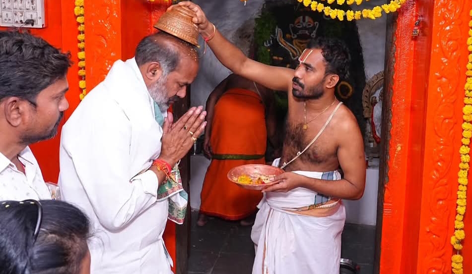 కొండగట్టు అంజన్నను దర్శించుకున్న ప్రభుత్వ విప్..