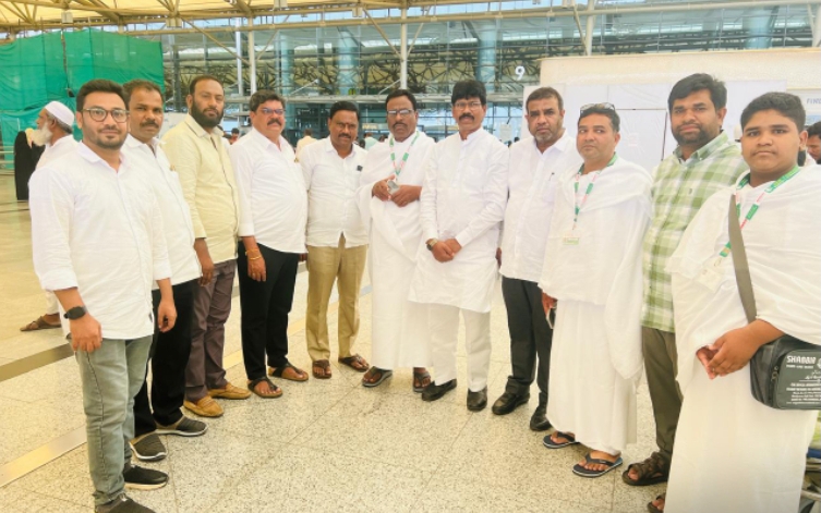 ఉమ్రాయాత్ర కు వెళ్లుతున్న బాబర్ ఖాన్ కు  విమానాశ్రయంలో వీడ్కోలు