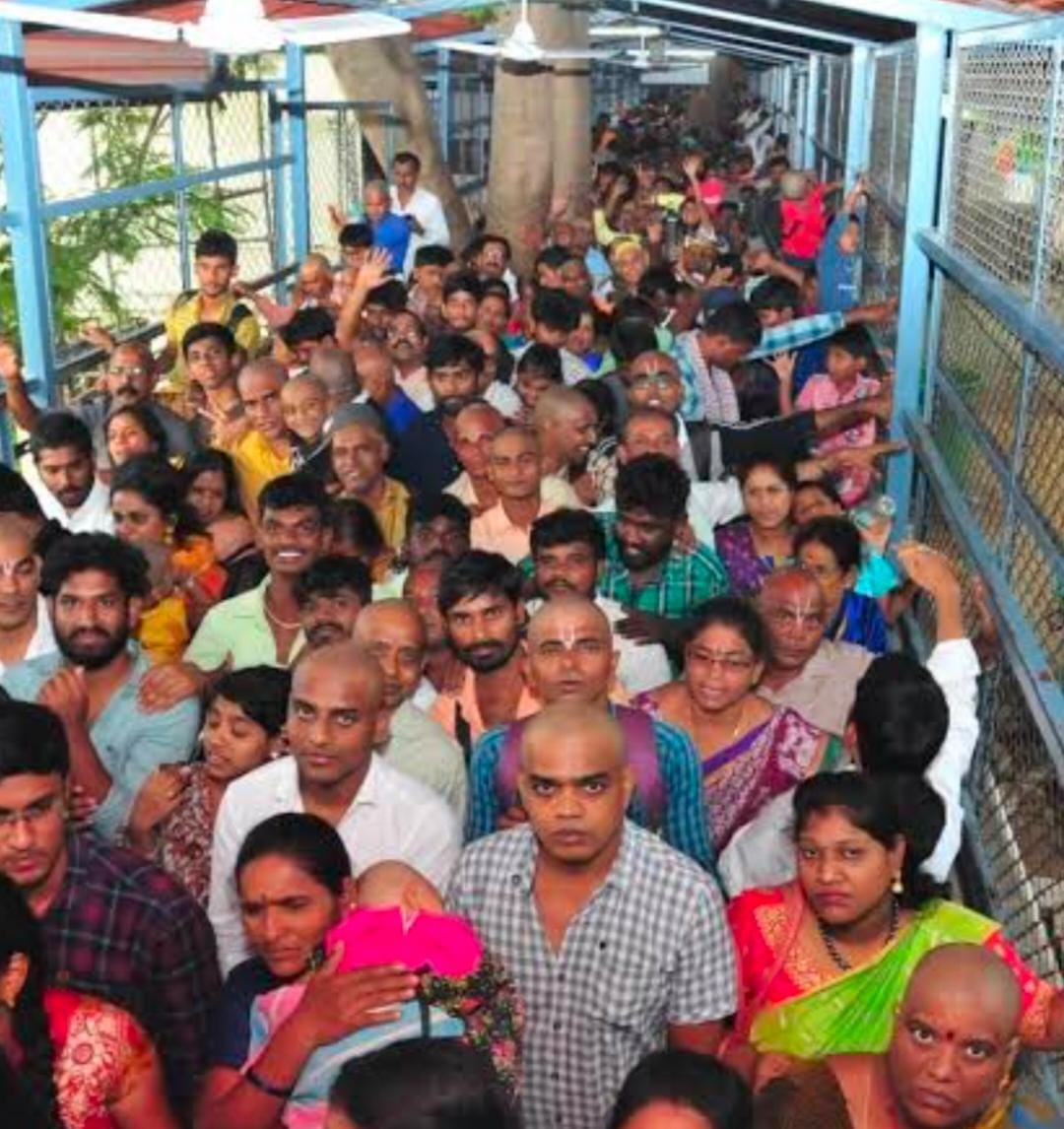 తిరుమలలో కొనసా గుతున్న భక్తుల రద్దీ