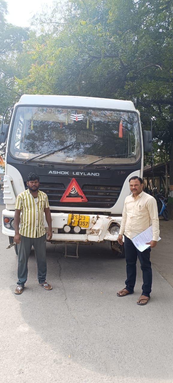 టిప్పర్ సీజ్ చేసిన మైనింగ్ అధికారులు : అక్రమంగా మట్టి తరలిస్తున్నందుకు చర్యలు