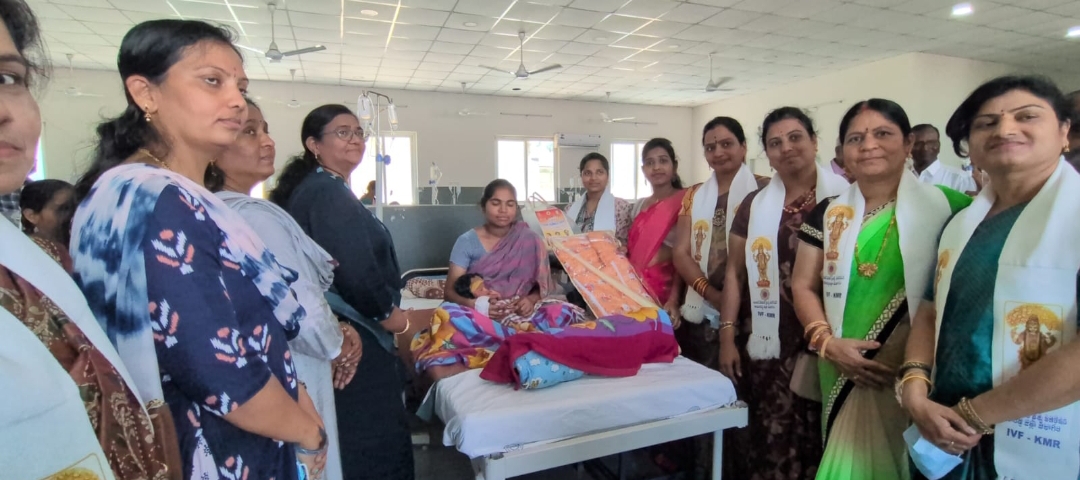 నవజాత శిశు చిన్నారి తల్లులకు కిట్ల పంపిణీ చేసిన జిల్లా న్యాయ సేవల సంస్థ కార్యదర్శి నాగరాణి