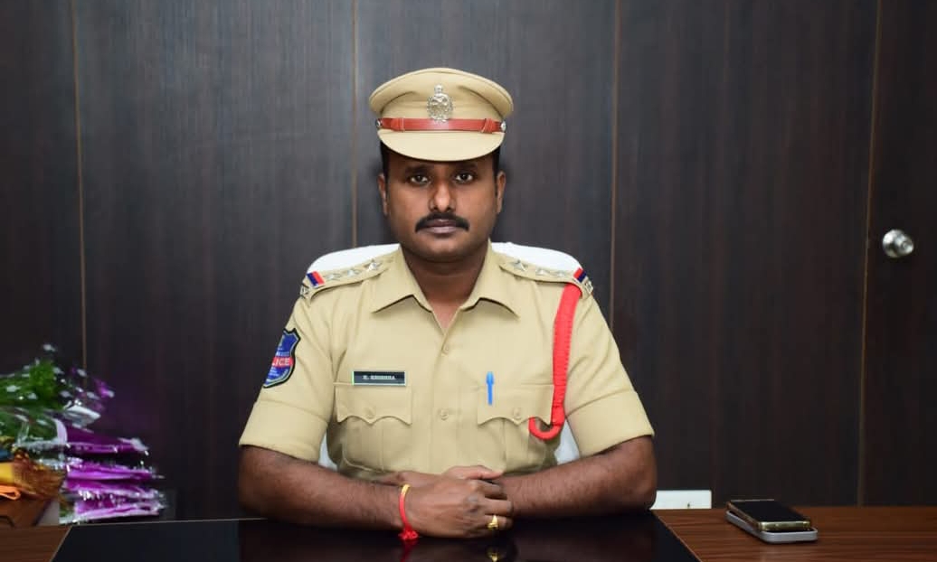 యువకుడిపై విచక్షణ రహితంగా దాడి చేసి హత్యాప్రయత్నం చేసిన వ్యక్తుల పై అట్టెంప్ట్ మర్డర్ & ఎస్సి / ఎస్టీ కేసు నమోదు