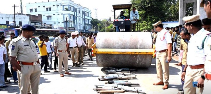 అధిక శబ్దం చేసే సైలెన్సర్లను రోడ్ రోలర్ తో తొక్కించిన పోలీసులు