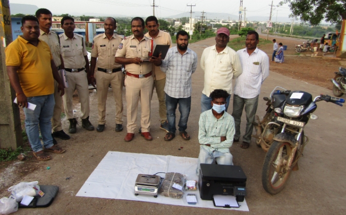 ద్విచక్ర వాహనంపై గంజాయి తరలిస్తున్న యువకుడు అరెస్ట్