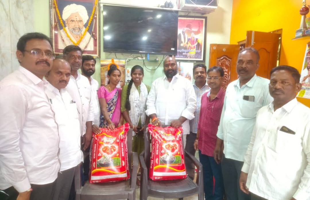 వివాహ కుటుంబానికి చేయూతనిచ్చిన కౌన్సిలర్ కల్లూరి రేణుక-రాజు