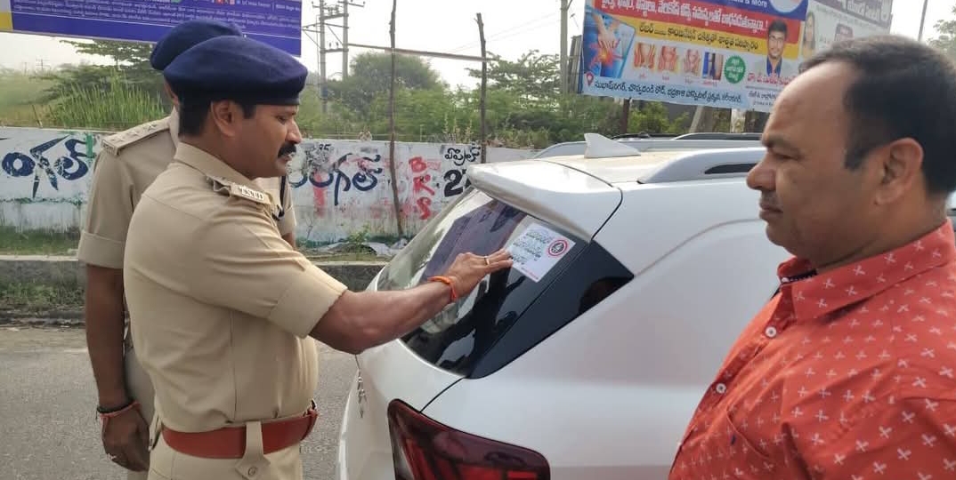 డ్రైవింగ్ లో సీట్ బెల్ట్ తప్పని సరిగా పెట్టుకోవాలి : సిరిసిల్ల జిల్లా రవాణా శాఖ అధికారి లక్ష్మణ్