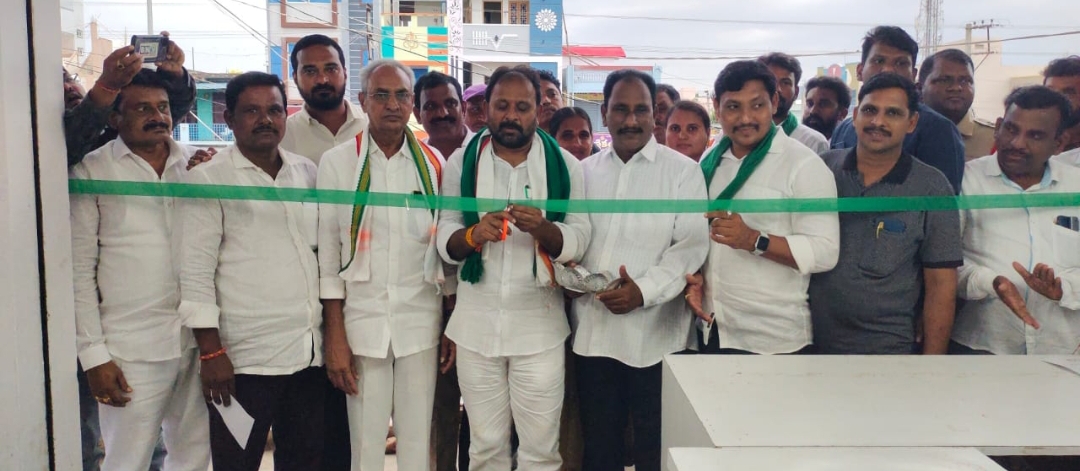 సన ఎలక్ట్రానిక్స్ షాపు ప్రారంభించిన వైరా ఎమ్మెల్యే రాందాస్ నాయక్