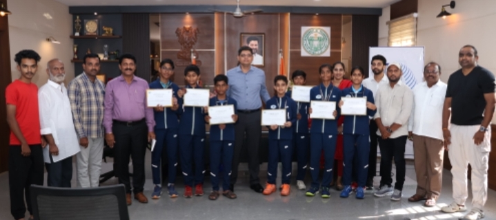 ప్రపంచంలోనే  మొట్ట మొదటి స్పోర్ట్స్ హ్యాకథన్ క్రీడాల్లో  విజయం సాధించిన కామారెడ్డి  జిల్లా క్రీడా కారులను అభినందించిన జిల్లా కలెక్టర్