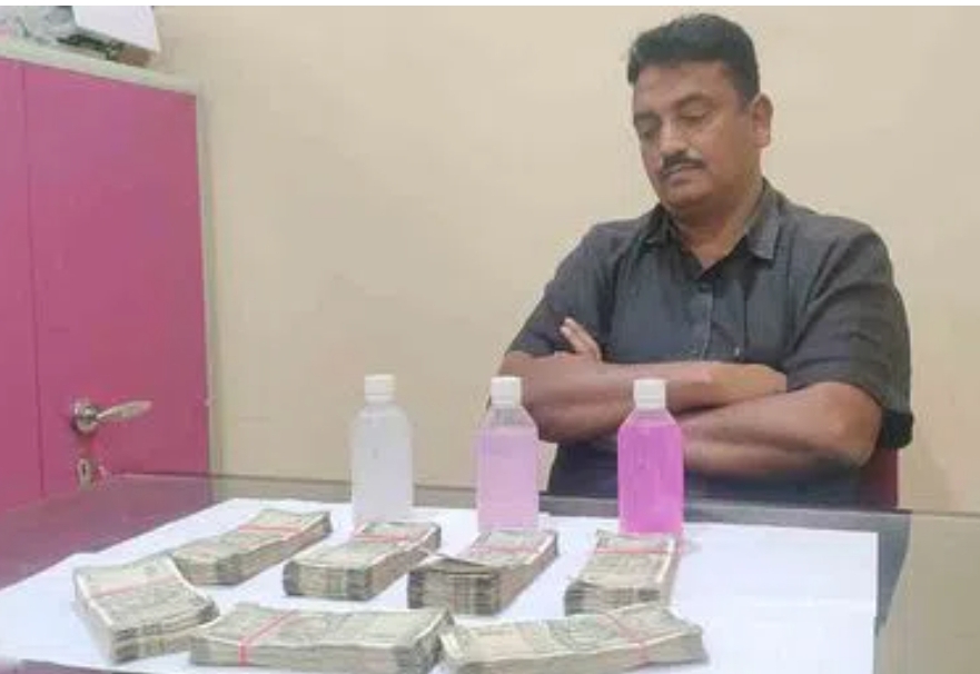 ఏసీబీ కి చిక్కిన టౌన్&zwnj; ప్లానింగ్&zwnj; అధికారి