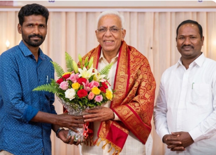 కేంద్ర సాహిత్య అకాడమీ అవార్డు అందుకున్న సిద్ది రెడ్డి ను కలిసి శుభాకాంక్షలు తెలిపిన ఆర్టిఐ రాష్ట్ర కార్యదర్శి రాజు