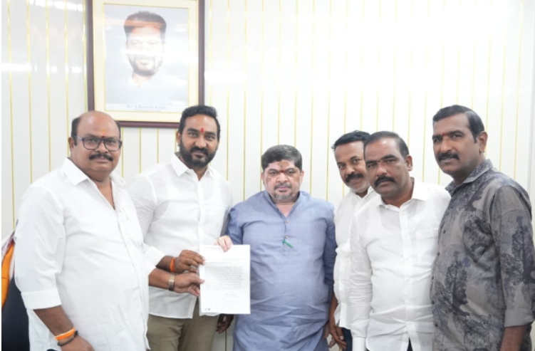 బస్టాండ్ ఏర్పాటు చేయాలనీ మంత్రి పొన్నంను కలిసిన కాంగ్రెస్ నేతలు