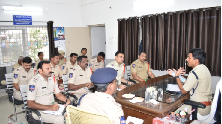 గ్రామపంచాయతీ ఎన్నికలు మొదటి విడత నిర్వహణలో భాగంగా బోధన్ డివిజన్ పోలీస్ అధికారులతో సమీక్ష సమావేశం నిర్వహించిన సిపి