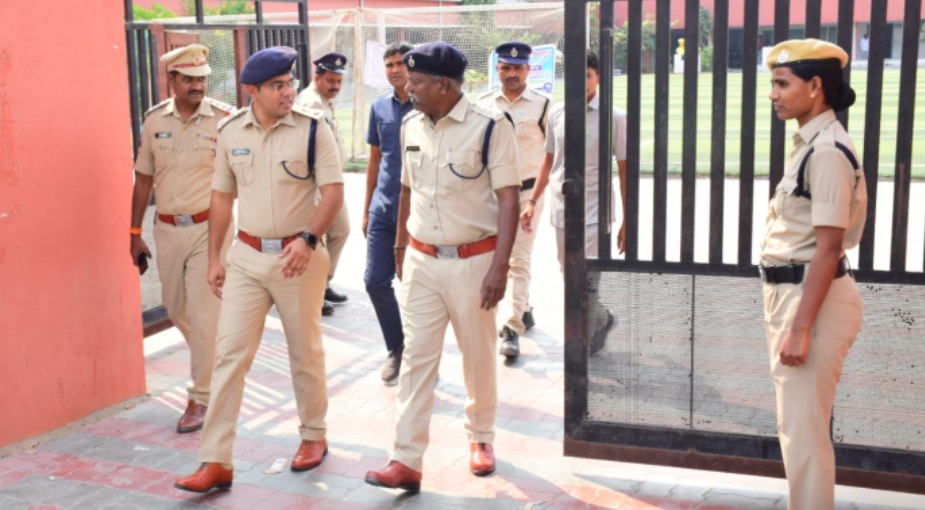 పదవ తరగతి పరీక్ష కేంద్రాలను క్షేత్రస్థాయిలో పరిశీలించిన జిల్లా ఎస్పీ మహేష్ బి.గితే