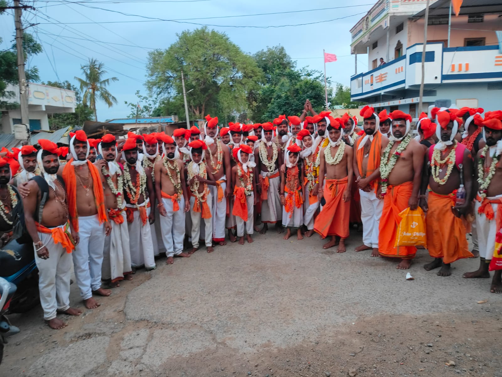 కొండా గట్టుకు బయలేలిన హనుమాన్ స్వాములు
