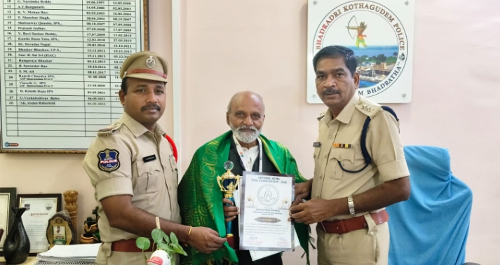 గుమలాపురం సత్యనారాయణ యోగ గురువును సన్మానించిన కొత్తగూడెం సబ్ డివిజన్ డిఎస్పి అబ్దుల్ రెహ్మాన్, వన్ టౌన్ సిఐ కరుణాకర్