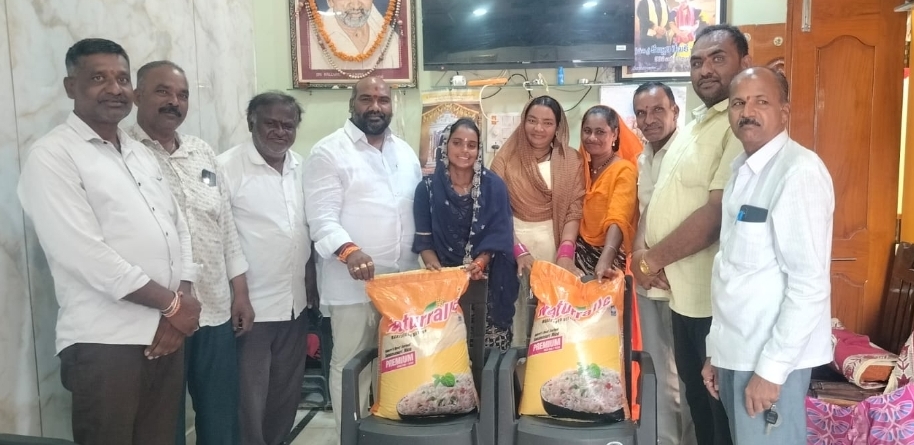 వివాహ కుటుంబానికి చేయూతనిచ్చిన కౌన్సిలర్ కల్లూరి రేణుక-రాజు