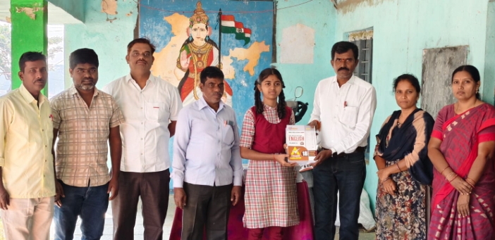 టెన్త్ విద్యార్థులకు స్టడీ మెటీరియల్ అందజేత