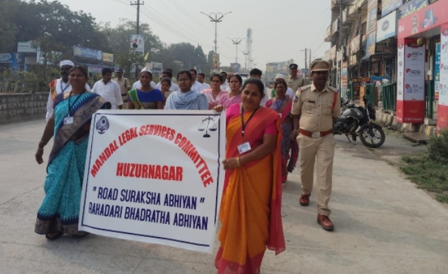 రోడ్డు భద్రత నియమాలు పాటించాలి