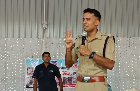 విద్యార్థి దశ నుండే ట్రాఫిక్ సిగ్నల్స్,ట్రాఫిక్ నియమాలు పై అవగాహన ఉండాలి : ఎస్పీ అఖిల్ మహాజన్