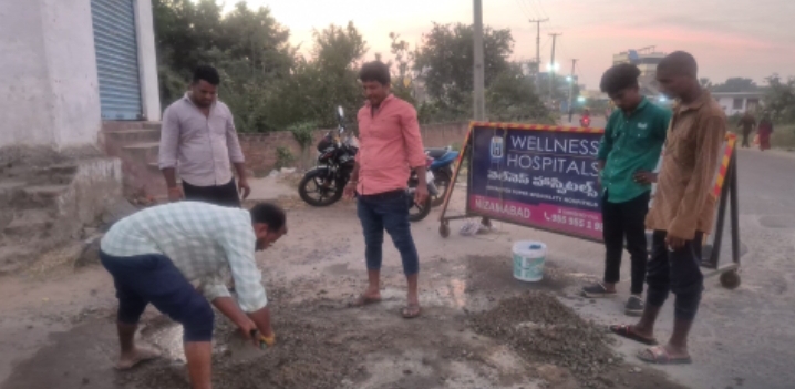 ప్రమాదకరమైన గుంతను మానవత్వంతో పూడ్చిన యువకులు