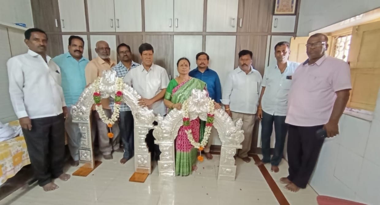 శ్రీ కన్యకా పరమేశ్వరి దేవాలయానికి వెండి మకర తోరణాలు బహూకరణ