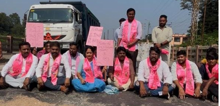 గుంతలమయమైన రోడ్లను మరమ్మతులుచేసి, కొత్తగూడెం కార్పొరేషన్లో సమస్యలు పరిష్కరించాలి : సీతాలక్ష్మి