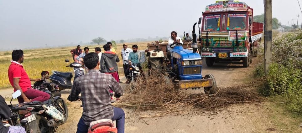 సుజాతనగర్ మండలం హరిజనవాడ గ్రామంలో రోడ్డు మరమ్మతులు చేపట్టాలని గ్రామస్తుల ఆవేదన