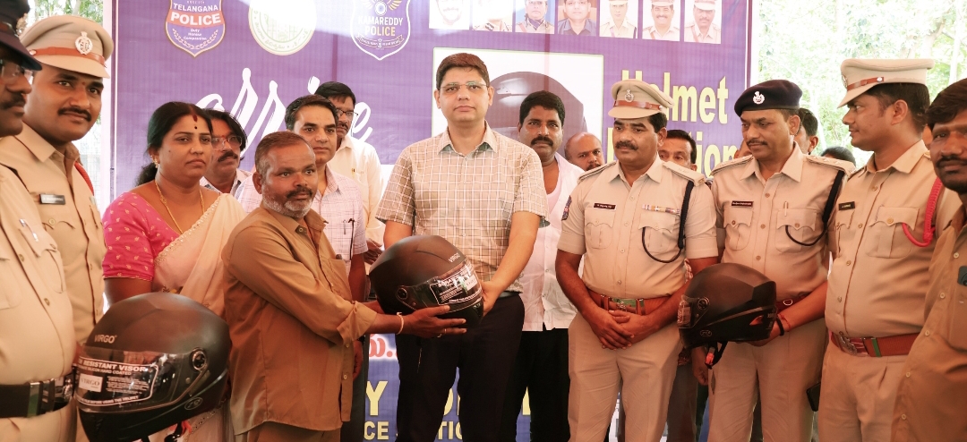 గ్రామ సభలో  హెల్మెట్ లను అందించిన జిల్లా కలెక్టర్ ఆశిష్ సాంగ్వాన్,  adl SP నర్సింహా రెడ్డి 