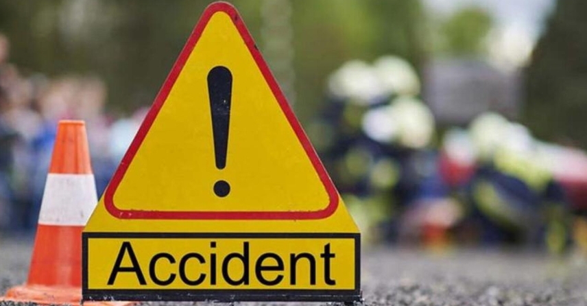 పెద్ద కాల్వలోకి దూసుకెళ్లిన కారు... దంపతుల దుర్మరణం