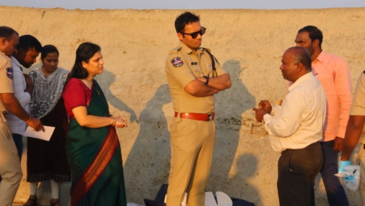 మానేరు వాగు చెక్ డ్యామ్ ఘటనపై సమగ్ర విచారణ : కలెక్టర్ పమేలా సత్పతి, సీపీ గౌస్ ఆలం