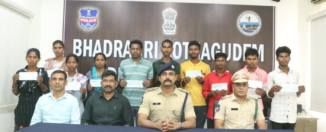 మావోయిస్టు పార్టీలో పనిచేసి ఇటీవల లొంగిపోయి జనజీవన స్రవంతిలో కలిసిన సభ్యులకు రివార్డులను అందజేసిన జిల్లా ఎస్పీ రోహిత్ రాజు ఐపిఎస్