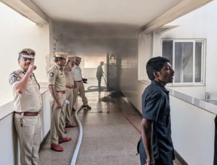 బీచ్ రోడ్ లో అగ్ని ప్రమాదం జరిగిన భవనాన్ని వద్ద రక్షణ చర్యలను పర్యవేక్షించిన విశాఖ నగర సిపి