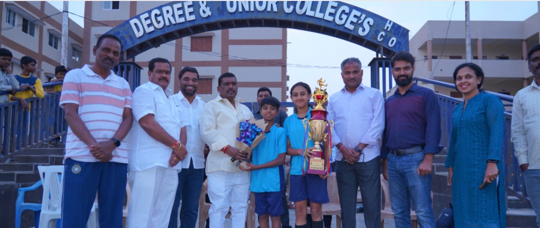 అండర్ 14 రాష్ట్ర స్థాయి ఫుట్ బాల్ సెలక్షన్ కు  ఎంపికయిన  క్రీడాకారులను అభినందించిన ఎమ్మెల్యే గూడెం మహిపాల్ రెడ్డి