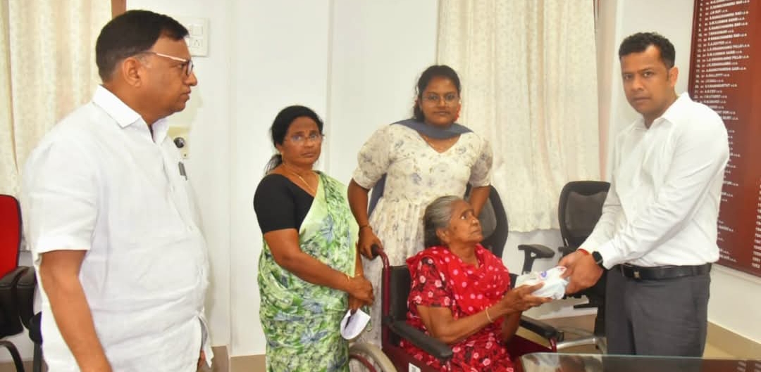 కన్నకొడుకు గెంటేశాడు.. జిల్లా కలెక్టర్ కొడుకులా కాపాడారు..