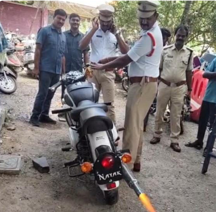 బుల్లెట్ వాహనాల మోడిఫైడ్ సైలెన్సర్లను తొలగించి జరిమానా విధించిన ఖమ్మం జిల్లాట్రాఫిక్ పోలీసులు