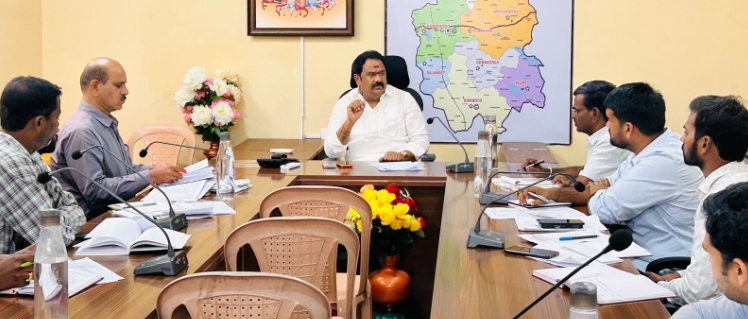 మున్సిపల్ లోని శానిటైజేషన్, ఇంజనీరింగ్, పట్టణ ప్రణాళిక విభాగం అన్ని శాఖల అధికారులు ప్రజలకు అందుబాటులో ఉండాలి