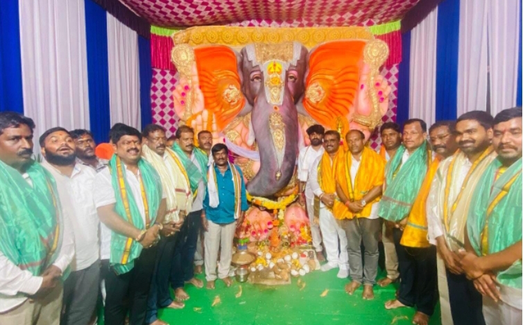 అంబేద్కర్  సంఘం ఆధ్వర్యంలో బస్టాండ్ సమీపంలో  వినాయకుని వద్ద మహా అన్నదాన కార్యక్రమం