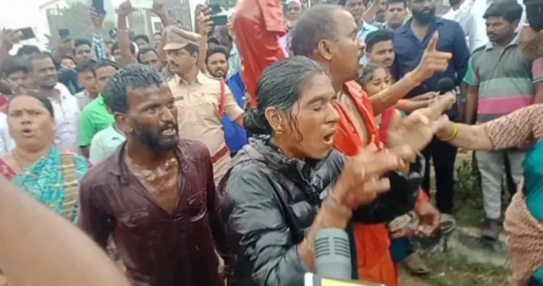 ఒంటిపై కిరోసిన్ పోసుకుని అధికారులను బెదిరించిన ఐదుగురు