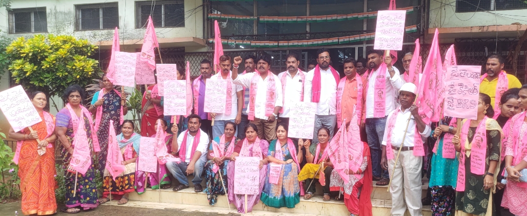 అర్హులైన పేదలందరికీ ఇందిరమ్మ ఇళ్ళను తక్షణమే మంజూరు చేయాలి