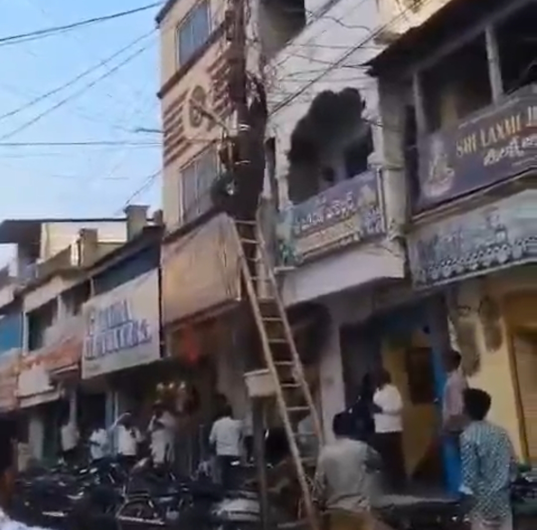 విద్యుత్ స్తంభం పై నుండి పడ్డ ఔట్ సోర్సింగ్ హెల్పర్