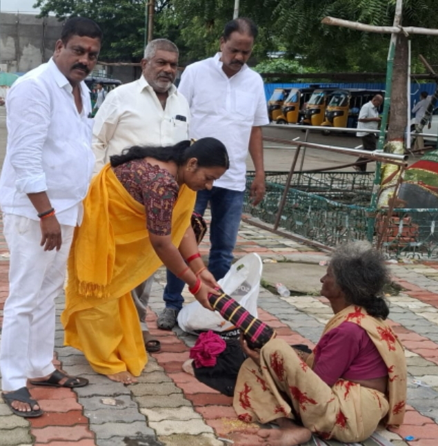 దివంగత మాజీ పిసిసి అధ్యక్షుడు డి శ్రీనివాస్ జయంతి సందర్భంగా అనాధలకు దుప్పట్లు పంపిణీ చేసిన 45వ డివిజన్ మాజీ కార్పొరేటర్ ఆకుల హేమలత శ్రీనివాస్ దంపతులు