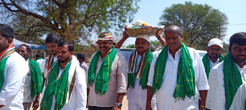 లక్ష్మీ నరసింహ స్వామికి పట్టు వస్త్రాలను సమర్పించిన చెరుకు శ్రీనివాస్ రెడ్డి