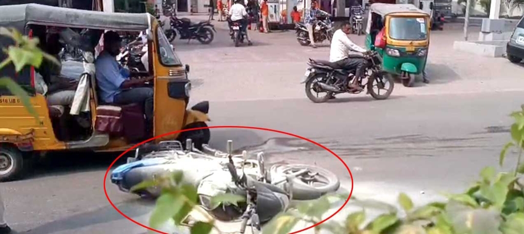తృటిలో తప్పిన పెను ప్రమాదం... ద్విచక్ర వాహన దారుని నిర్లక్ష్యం వల్ల బైక్ నుండి చెలరేగిన మంటలు