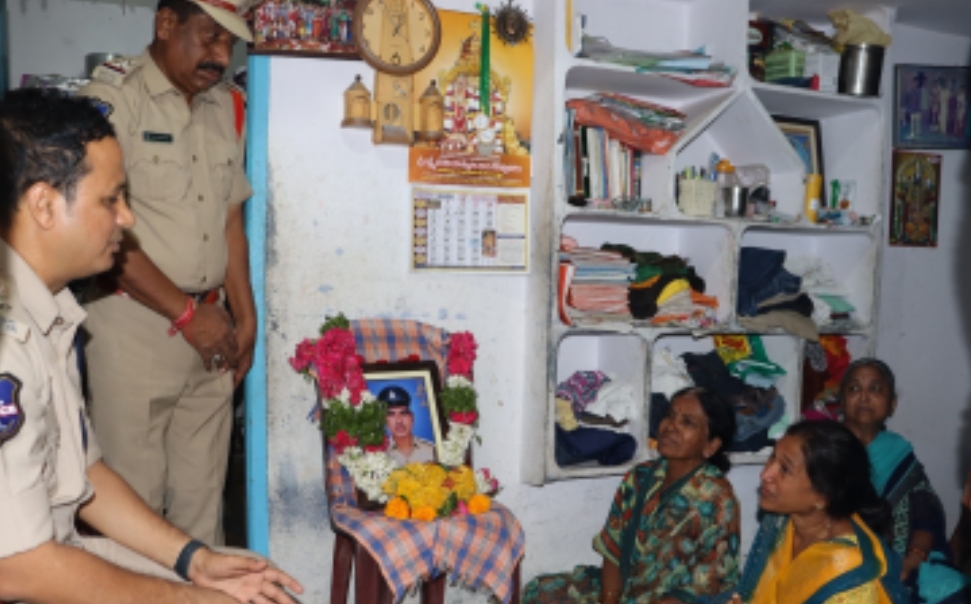 గాంధారి పోలీస్ స్టేషన్ కానిస్టేబుల్ కురుపాటి రఘు కుటుంబాన్ని పరామర్శించిన జిల్లా ఎస్పీ