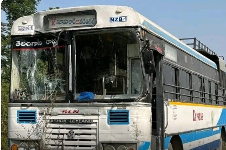 అతివేగంతో అదుపుతప్పి లారీని డీకొన్న నిజామాబాద్-1 డిపోకు చెందిన ఆర్టీసీ బస్సు