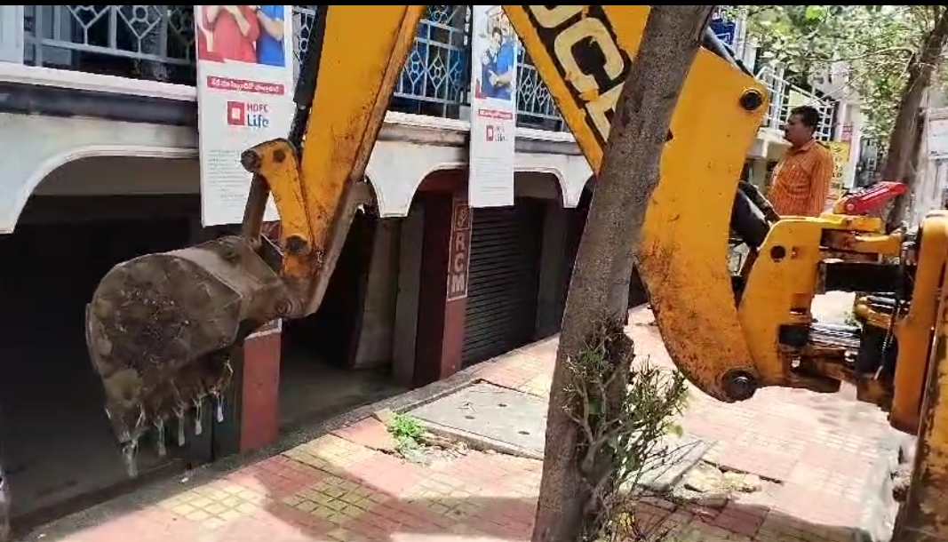 సిరిసిల్ల లో మున్సిపల్ వైస్ చైర్మన్ అక్రమ నిర్మాణాలు : కూల్చివేసిన మున్సిపల్ అధికారులు